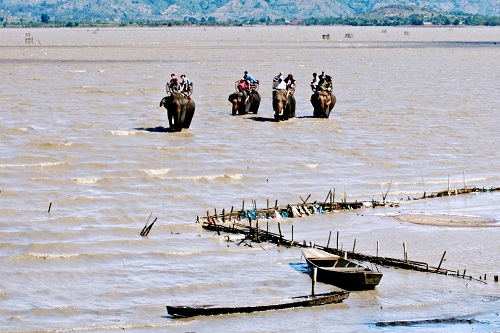 Du khách tham quan hồ Lắk